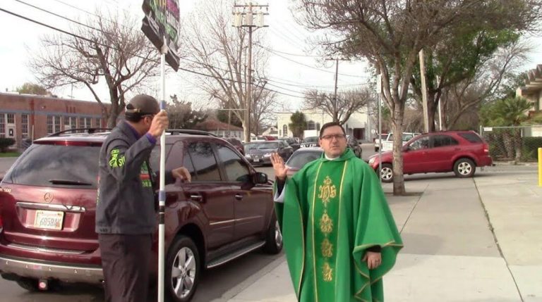 svećenik pokušava Rimokatolička crkva