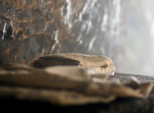 presavijen i uredno složen ubrus povoji Isus grob